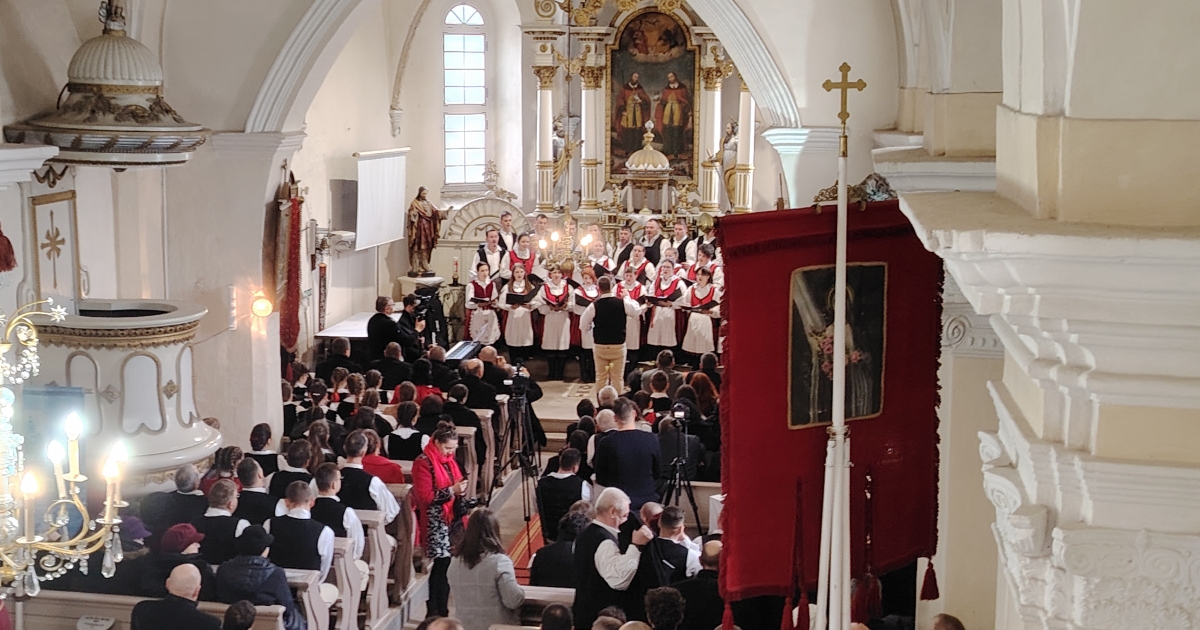 Együtt énekeltek az alcsíki kórusok Csíkkozmáson